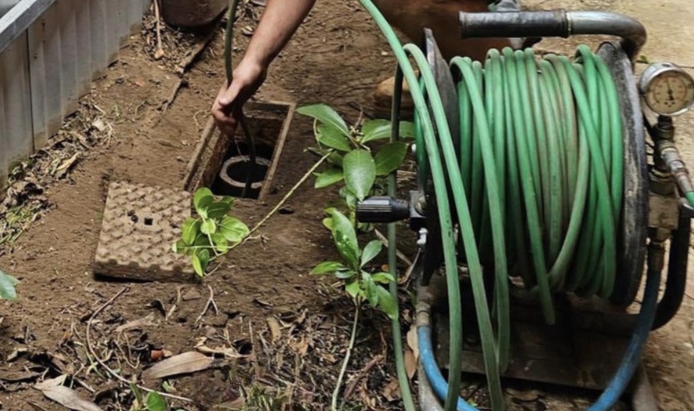24/7 High-pressure hydro jetting equipment cleaning grease and buildup inside sewer pipe